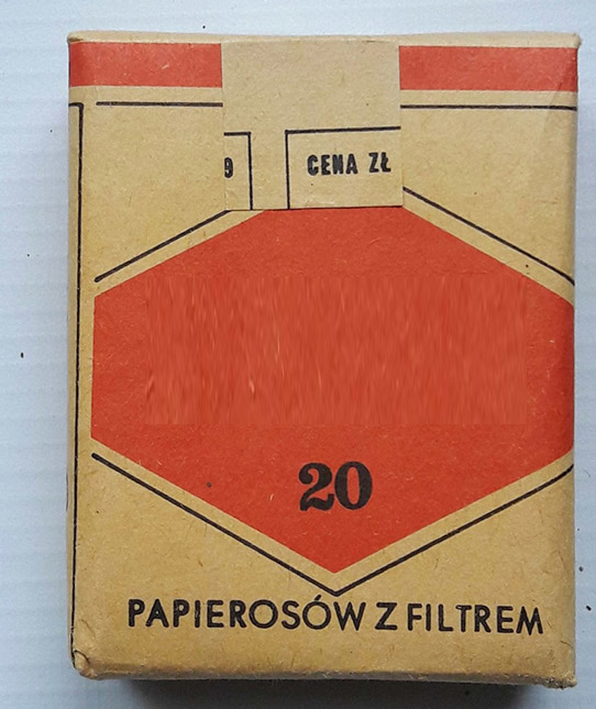 "Stopczyk, co Wy tam palicie? – Ja? Radomskie, ale jak Pan major woli, to Franz ma Camele.…" Sprawdź czy potrafisz rozpoznać ulubione papierosy kapitana Stopczyka - wskaż etykietę radomskich.
