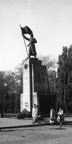 "Program partii nas nie zmartwi, Armia Radziecka z Tobą od dziecka" - to fragment piosenki zespołu Big Cyc z 1990 roku, obnażający absurdy peerelowskiej rzeczywistości. Po 1945 roku w wielu miastach wzniesiono tzw. "pomniki wdzięczności Armii Czerwonej", które usuwano na początku lat 90-tych w ramach rozliczeń z okresem "słusznie minionym". Wskaż pomnik, który stał w Radomiu w latach 1953 - 1993