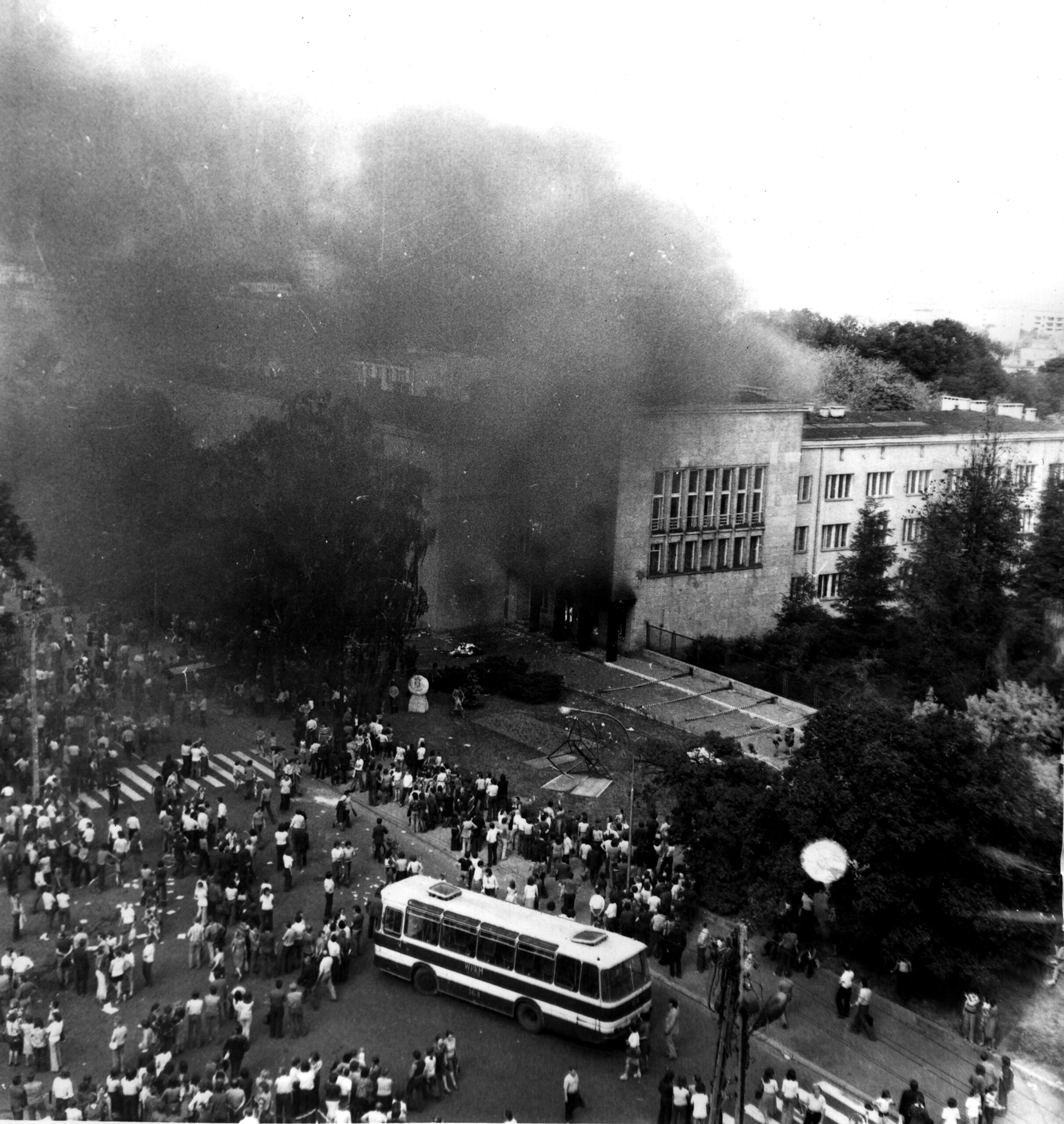 Manifestanci pod KW PZPR w Radomiu, 25 czerwca 1976