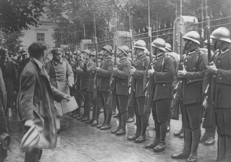 10 08 1930. Radom. Zjazd Legionistów. Marszałek Józef Piłsudski przechodzi przed wartą honorową. Źródło: NAC