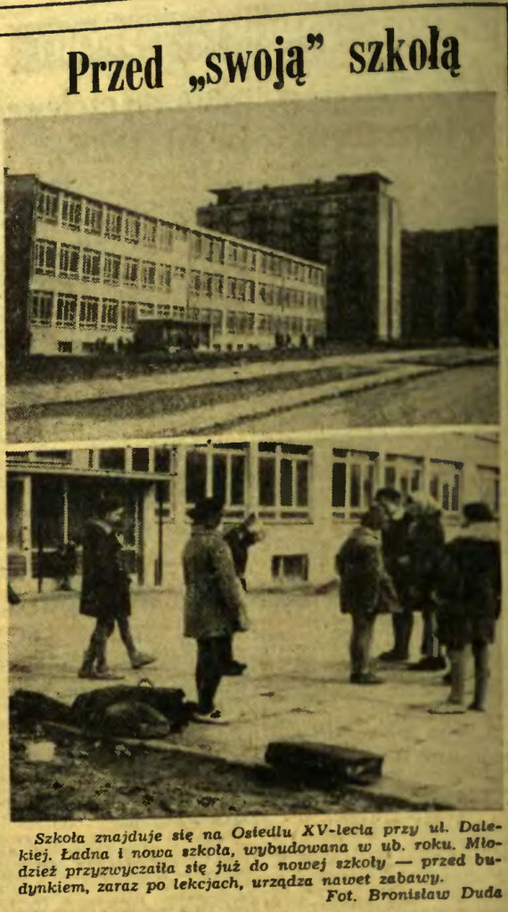 Przed „swoją” szkołą