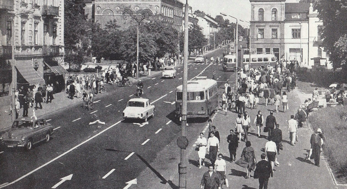 Ruch uliczny na Pl. Konstytucji w Radomiu lata 1970