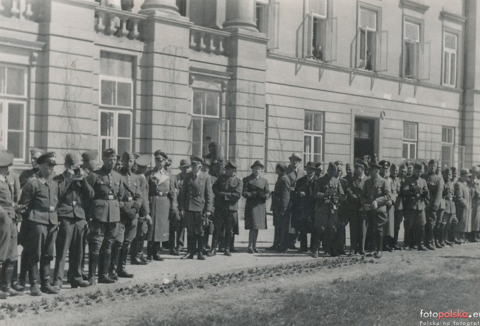Władze niemieckie przed gmachem dystryktu 1940 r.